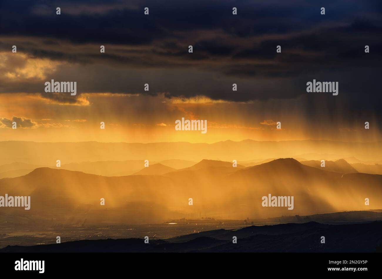 Paesaggi con nuvole di tempesta nel cielo drammatico al tramonto sulla catena montuosa in Sicilia, Italia Foto Stock