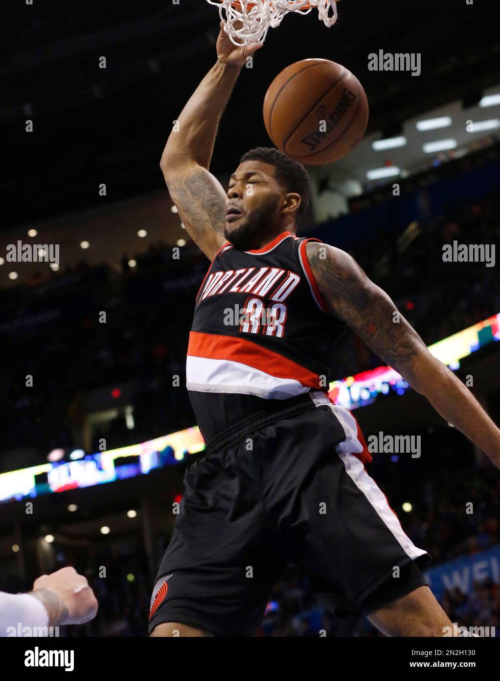Portland Trail Blazers forward Alonzo Gee (33) dunks in the second quarter of an NBA basketball game against the Oklahoma City Thunder in Oklahoma City, Monday, April 13, 2015. (AP Photo/Sue Ogrocki) Foto Stock