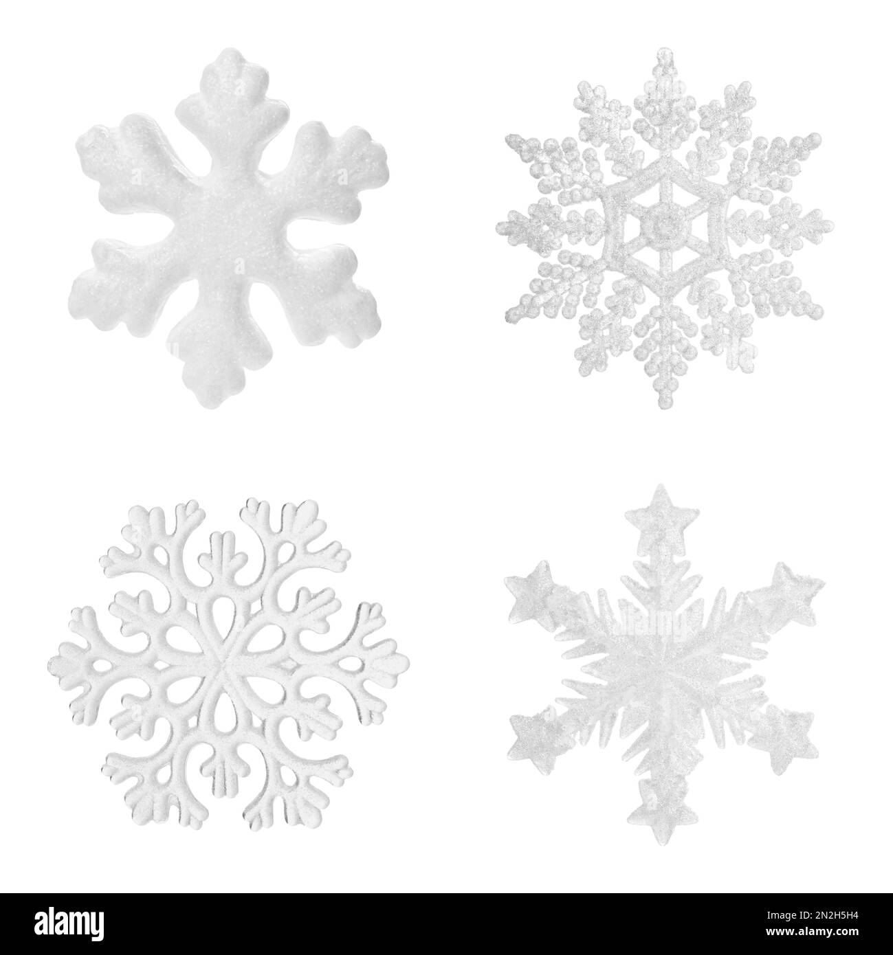 Set di splendidi fiocchi di neve decorativi su sfondo bianco Foto Stock