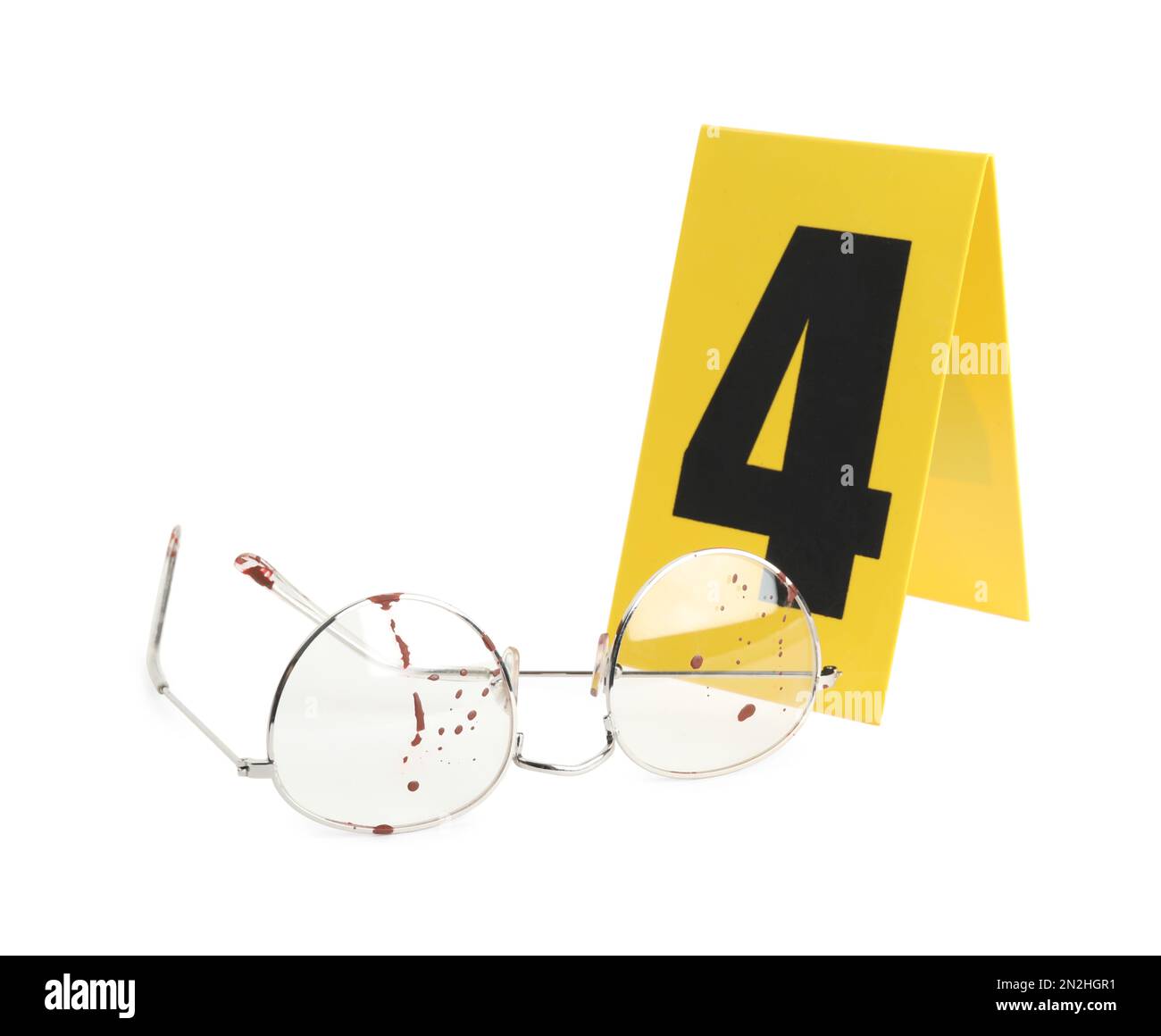 Occhiali sanguinosi e pennarello di scena del crimine con il numero quattro isolato su bianco Foto Stock