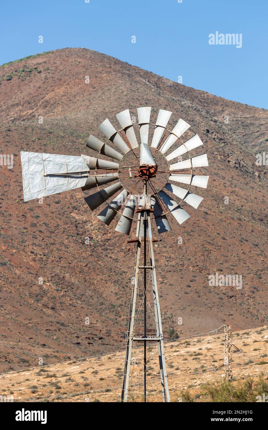 Pale rotanti di una turbina eolica per pompare acqua. Fuerteventura. Foto Stock
