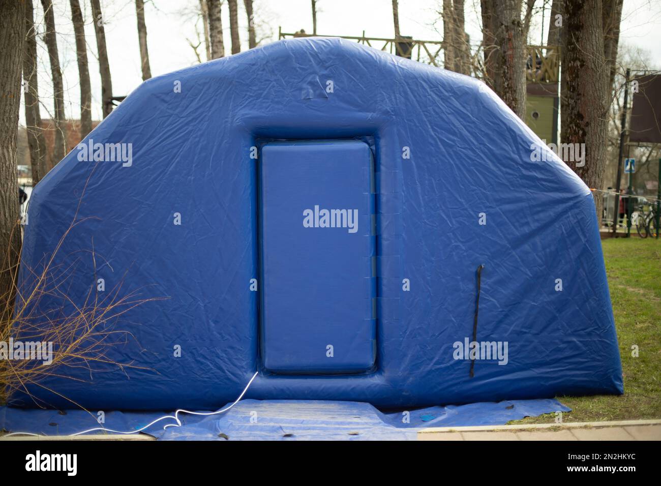 Sauna portatile blu. Sauna all'aperto. Camera gonfiabile. Struttura in  gomma Foto stock - Alamy