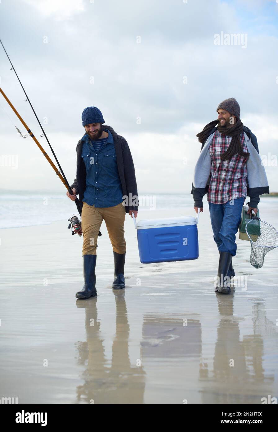 andato fishin. due amici che pescano in una mattina presto overcast. Foto Stock