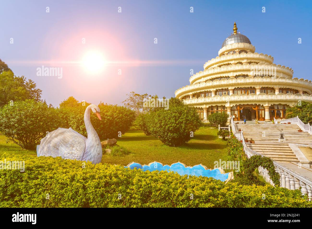 Bangalore, India - 08,012023: Ashram del maestro spirituale indù Suor Sri Ravi shankar. È la principale organizzazione di Ashram of Art of Living. Bel pano Foto Stock