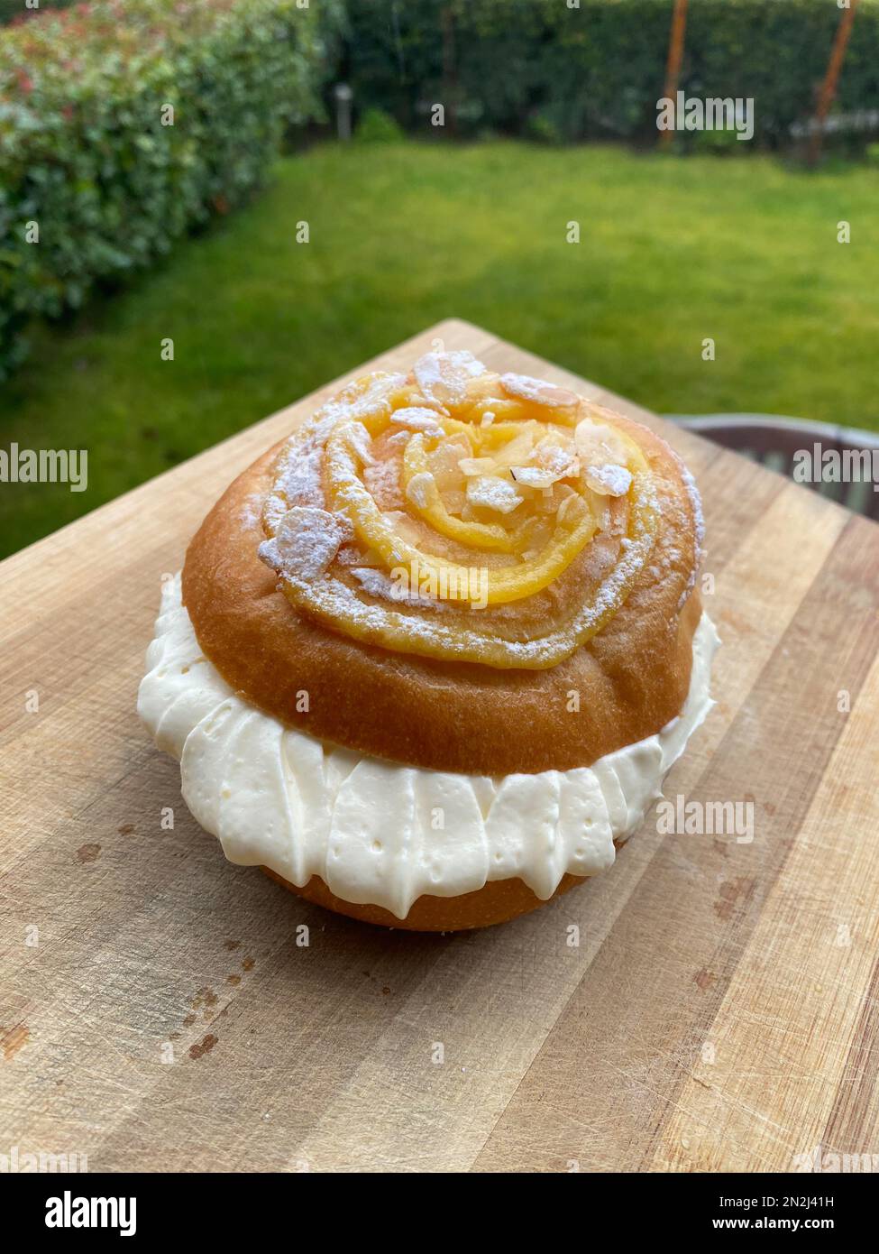 Tropezienne Crostate di pasticceria brioche fresche e dolci al forno. Cibo tradizionale. Foto Stock