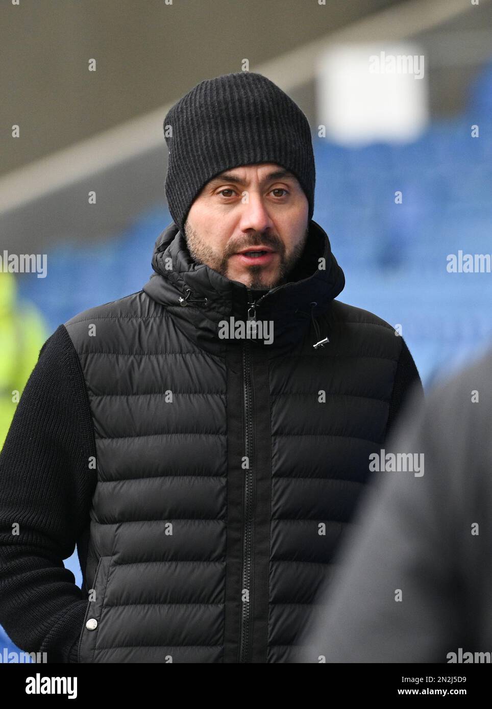 L'allenatore capo di Brighton Roberto De Zerbi arriva per la partita