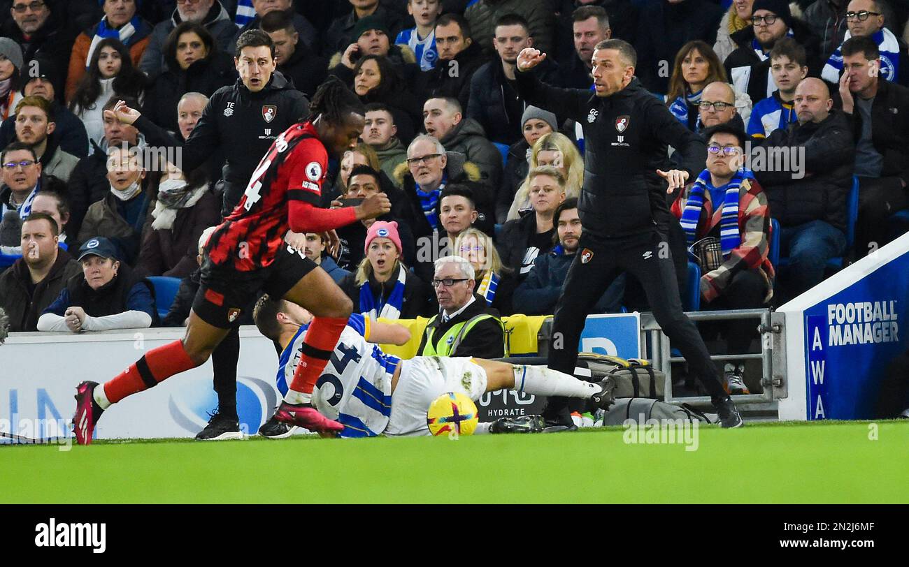 L'allenatore capo di Bournemouth Gary o'Neil si scalda durante la partita della Premier League tra Brighton & Hove Albion e AFC Bournemouth all'American Express Community Stadium , Brighton , UK - 4th febbraio 2023. Foto Simon Dack/Telephoto immagini. Solo per uso editoriale. Nessun merchandising. Per le immagini di calcio si applicano le restrizioni di fa e Premier League inc. Nessun utilizzo di Internet/cellulare senza licenza FAPL - per i dettagli contattare Football Dataco Foto Stock