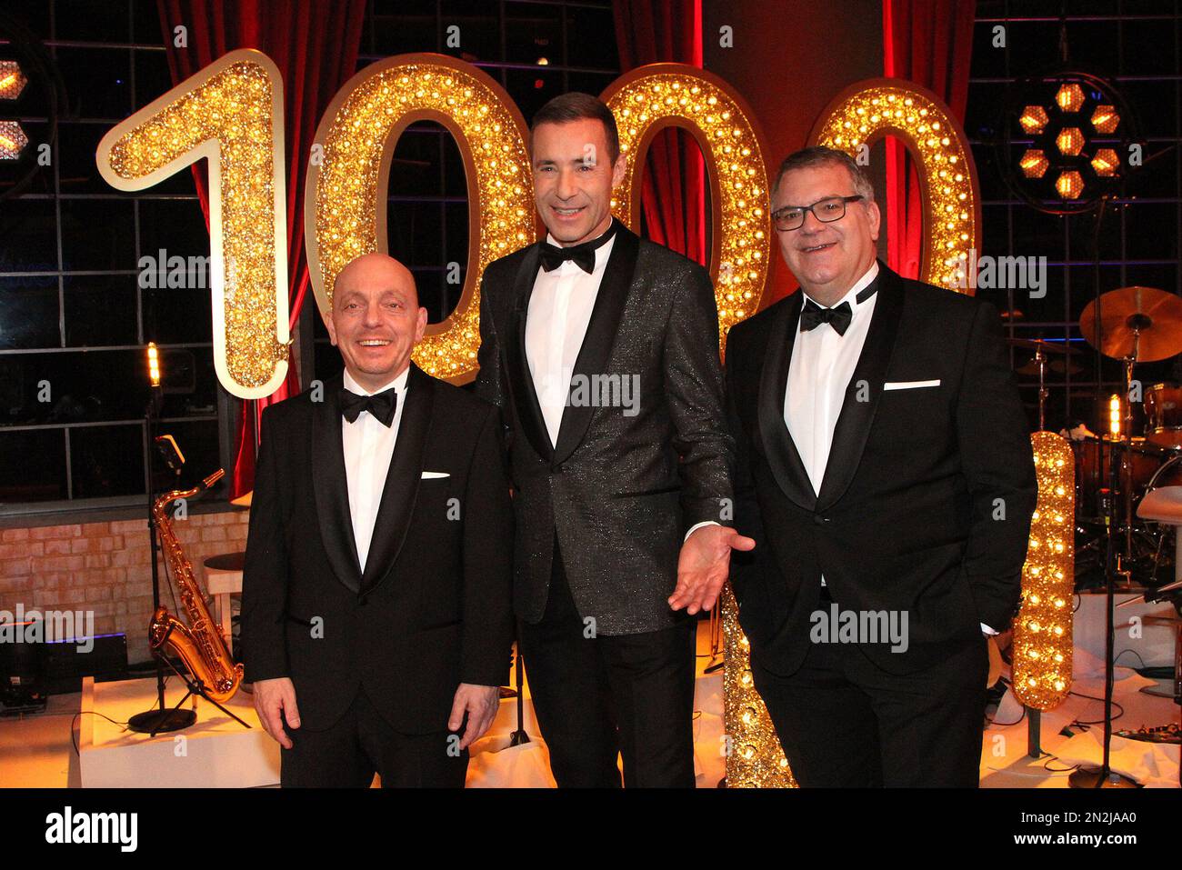 Bernhard Hoecker, Kai Pflaume ed Elton partecipano alle "Wer weiß denn sowas?" 1000th° anniversario Photocall il 6 febbraio 2023 ad Amburgo, Germania. Foto Stock