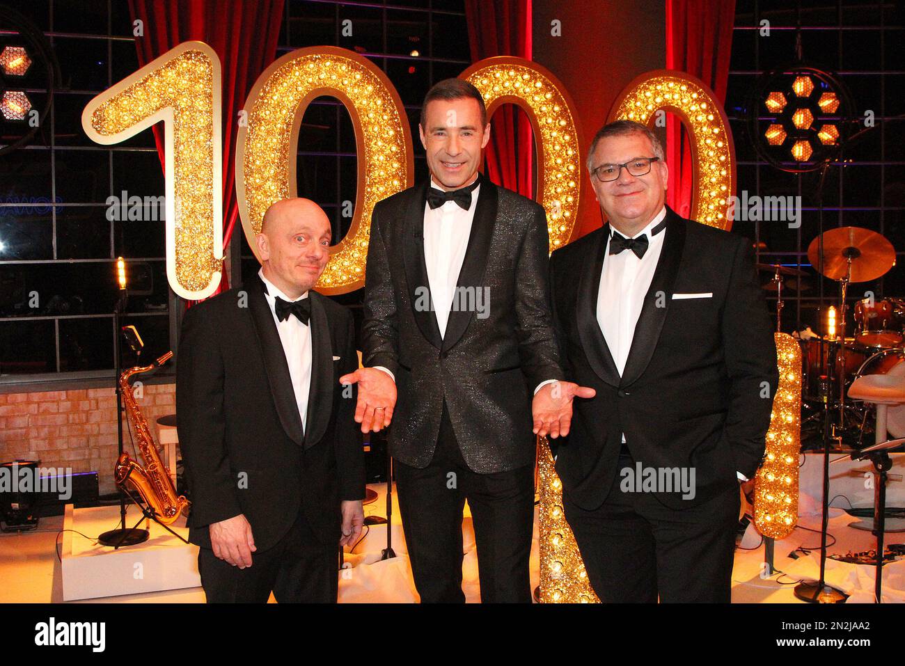 Bernhard Hoecker, Kai Pflaume ed Elton partecipano alle "Wer weiß denn sowas?" 1000th° anniversario Photocall il 6 febbraio 2023 ad Amburgo, Germania. Foto Stock