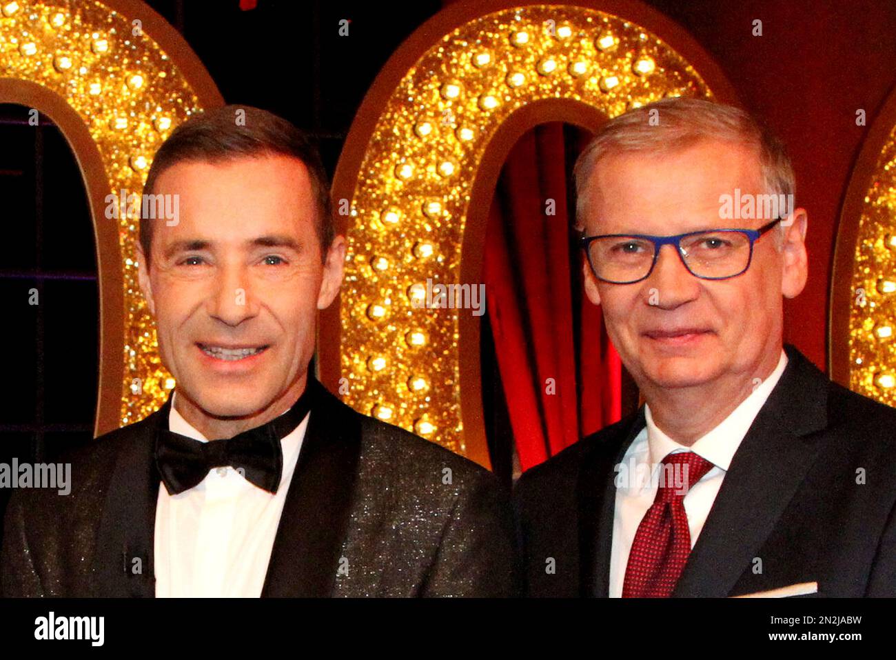 Kai Pflaume e Guenther Jauch assistono alla "Wer weiß denn sowas?" 1000th° anniversario Photocall il 6 febbraio 2023 ad Amburgo, Germania. Foto Stock