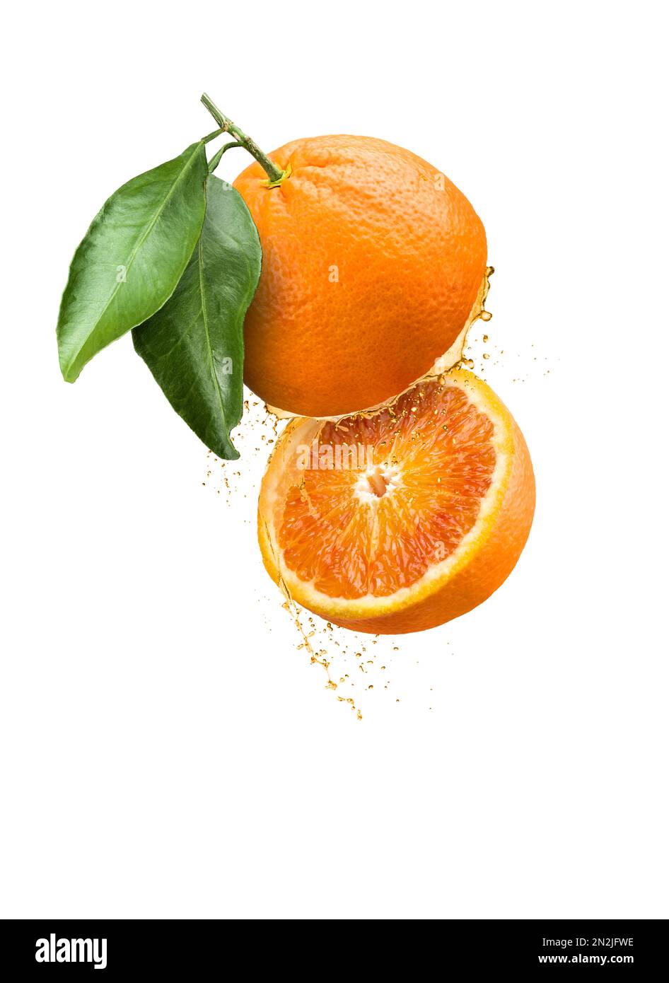Frutta d'arancia galleggiante tagliata a fette con gocce di succo e foglie, isolata su fondo bianco. Foto Stock