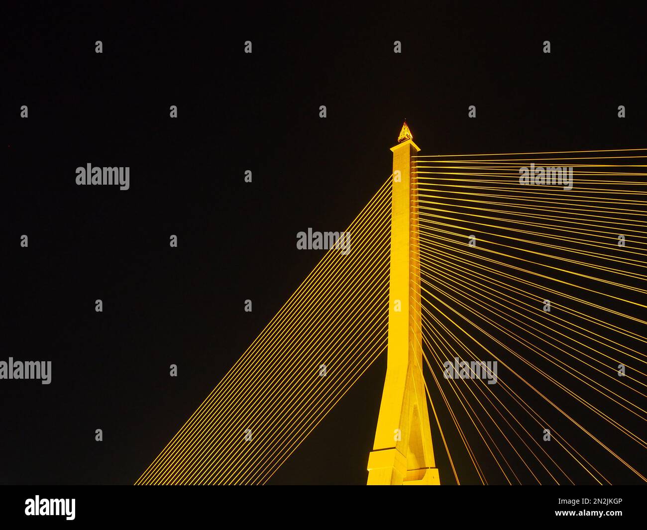 BANGKOK - High Resolution of Rama VIII Bridge Cable Light Reflection : scena notturna del pilone del ponte d'acciaio durante la notte a Bangkok, Thailandia, un Foto Stock