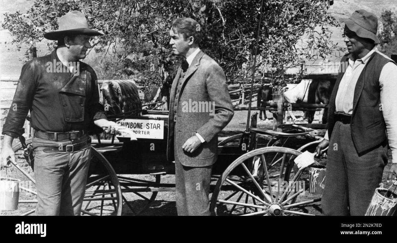 L'UOMO CHE HA GIRATO LIBERTY VALANCE 1962 Paramount Pictures film con da sinistra: John Wayne, James Stewart, Woody Strode Foto Stock