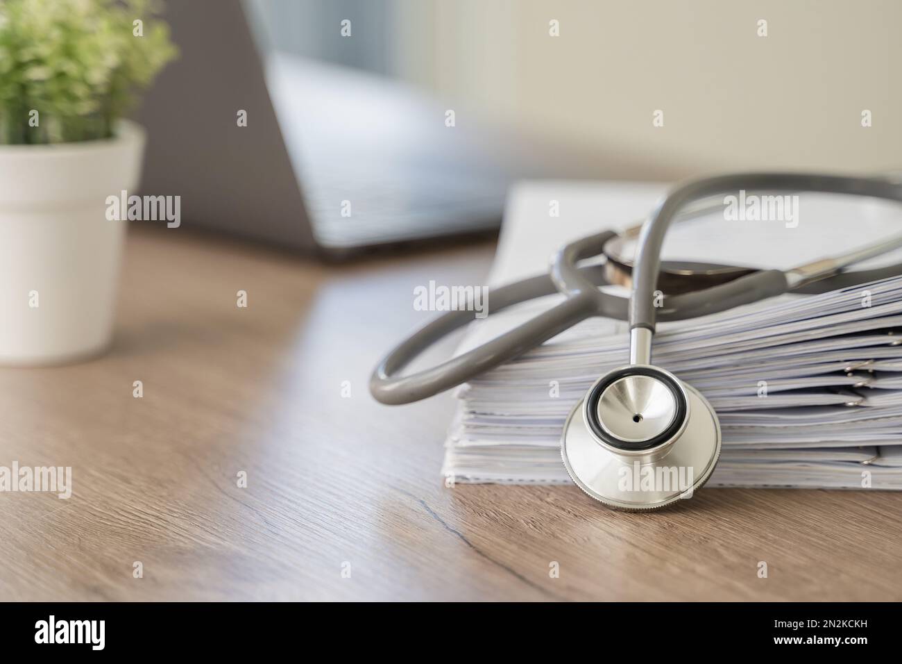 Stetoscopio computer e medico di background utilizzando laptop alla scrivania rete medica su Informatica elettronica medica Foto Stock