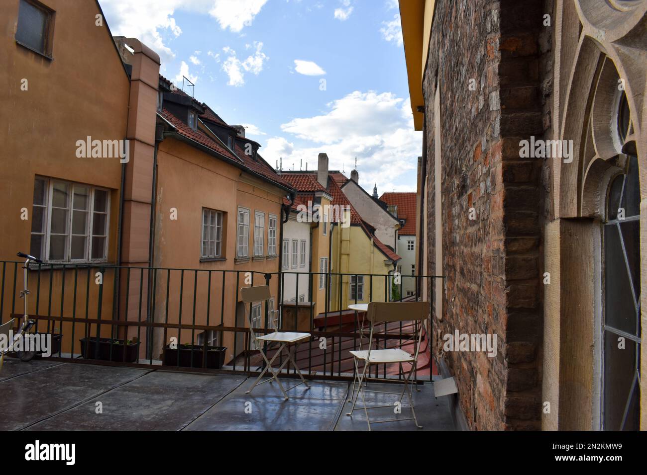 Rilassato vecchio balcone in Italia in una giornata di sole. Foto Stock