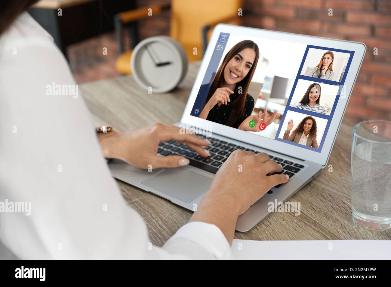 Donna che ha video chat con la squadra al tavolo, primo piano Foto Stock
