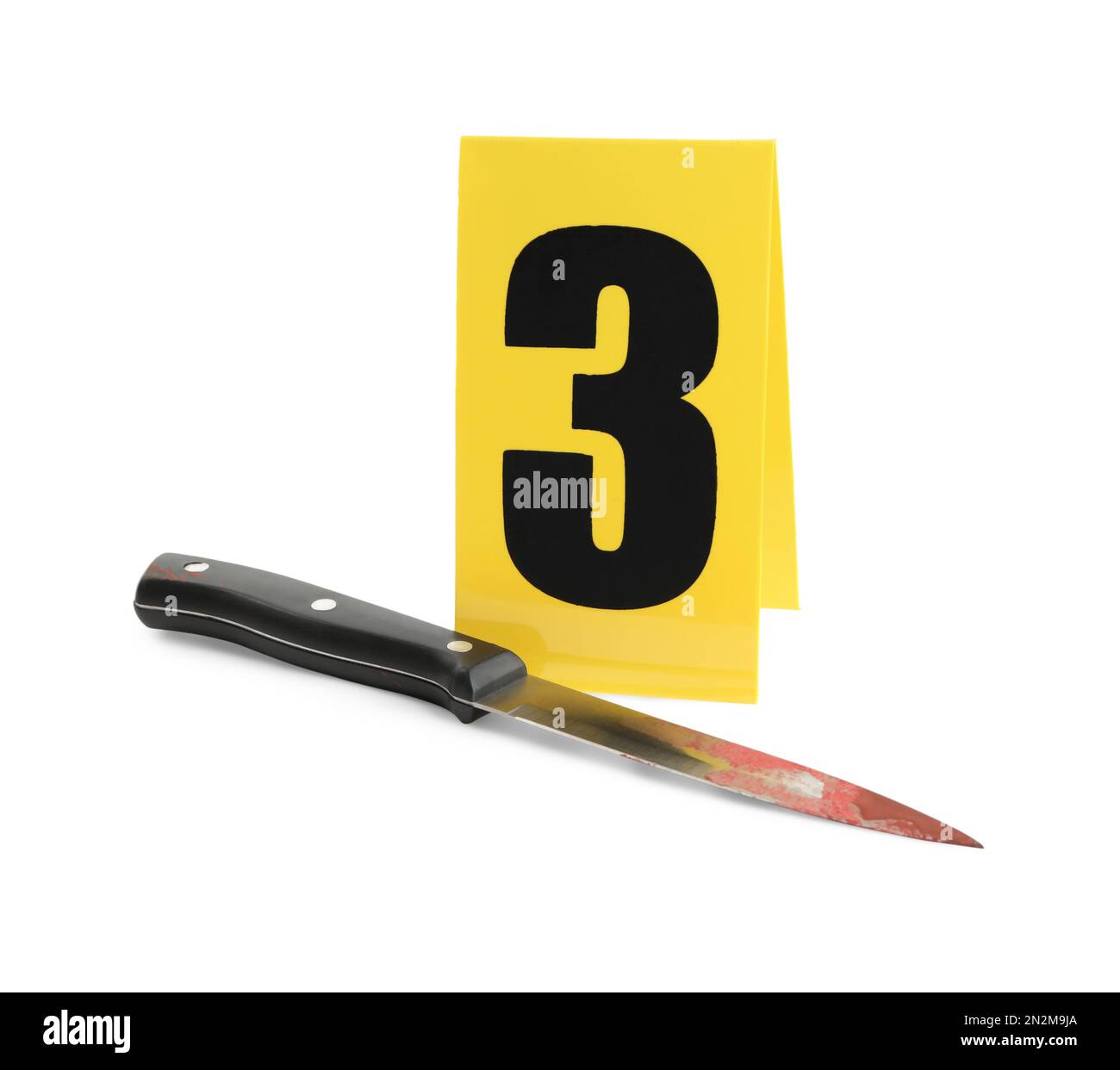 Sanguinoso coltello e scena criminale marker con il numero tre isolato su bianco Foto Stock
