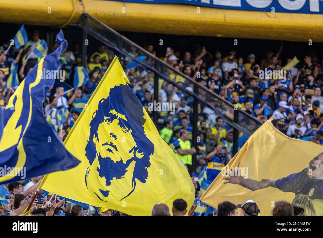 Argentina, Buenos Aires, 05 febbraio 2023: Tifosi di Boca Juniors con bandiera Maradona durante il Torneo Binance 2023 della Liga Argentina Profesional Match Foto Stock