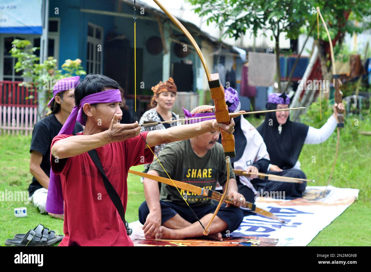 Giava Occidentale, Indonesia - 2 Febbraio 2023: Alcune persone praticano il tradizionale tiro con l'arco Sundanese a Ciamis, Giava Occidentale - Indonesia Foto Stock