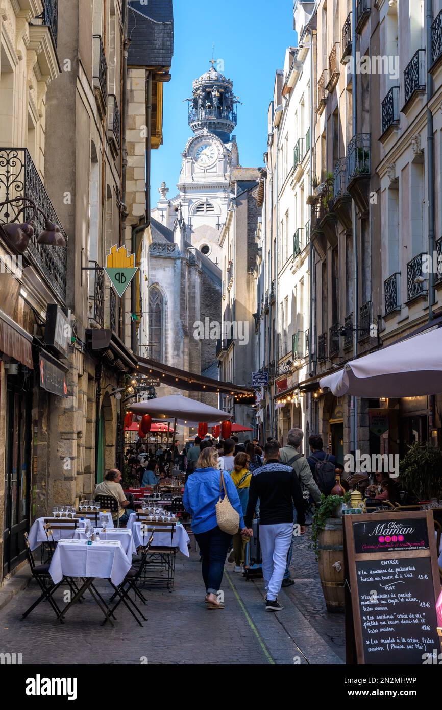 I turisti si trovano in rue de la Juiverie, una piccola strada nel centro storico di Nantes, Francia, costeggiata da bar e ristoranti. Foto Stock