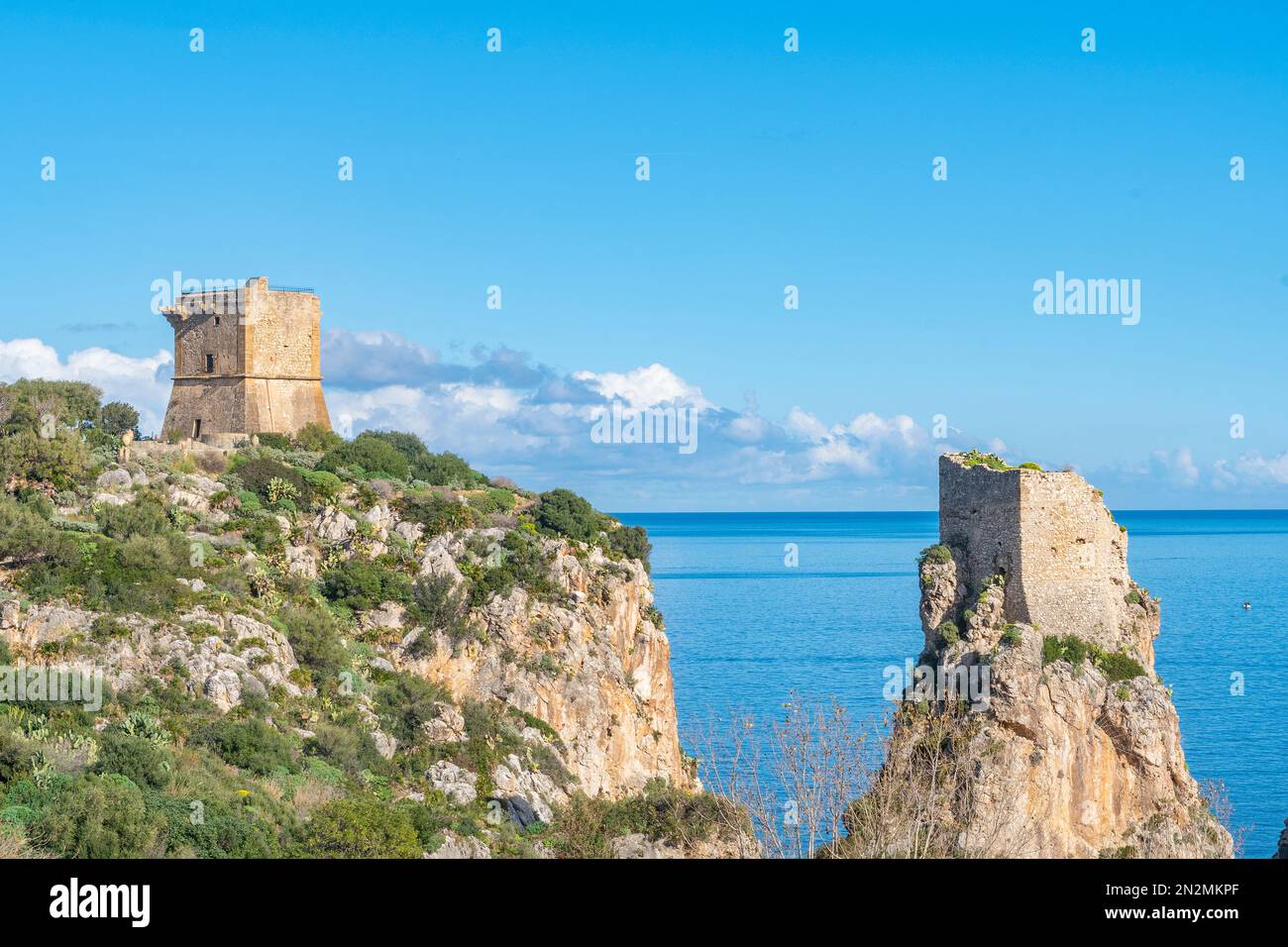 Sicilia, Italia: La torre Scopello (o torre Doria) all'interno della Riserva Naturale dello Zingaro Foto Stock