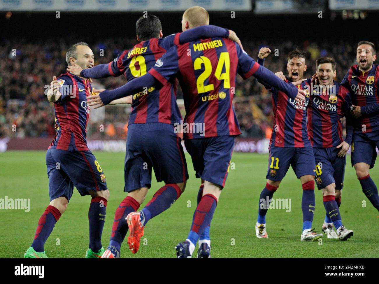 Barcelona's Andres Iniesta, left, Barcelona's Luis Suarez, second left, celebrate with Barcelona's Neymar, third from right, and Barcelona's Lionel Messi, second right, after Barcelona's Jeremy Mathieu, center with number 24, scored 1-0 during a Spanish La Liga soccer match between FC Barcelona and Real Madrid at Camp Nou stadium, in Barcelona, Spain, Sunday, March 22, 2015. (AP Photo/Emilio Morenatti) Foto Stock