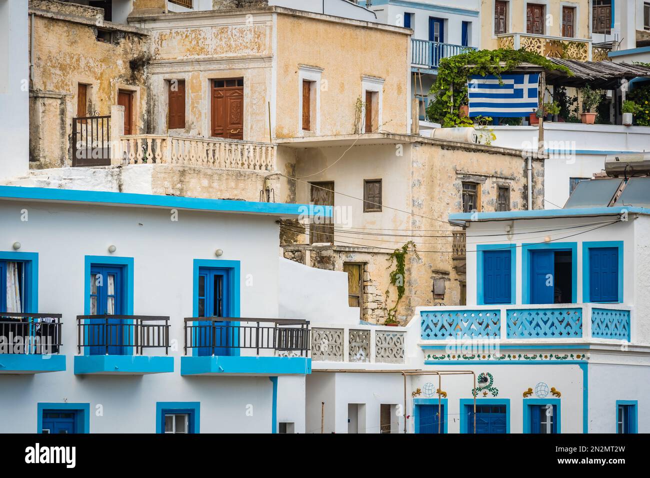 Colline case colorate nel vecchio villaggio di tradizione Olympos a Karpathos isola, Dodecaneso Grecia Foto Stock
