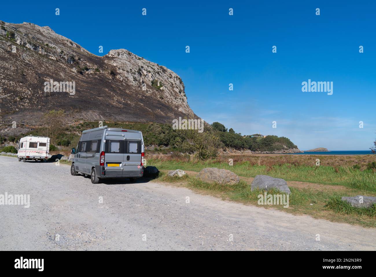 Camper e camper sulla spiaggia Playa de Orinon Cantabria Spagna 50 chilometri da Santander Foto Stock