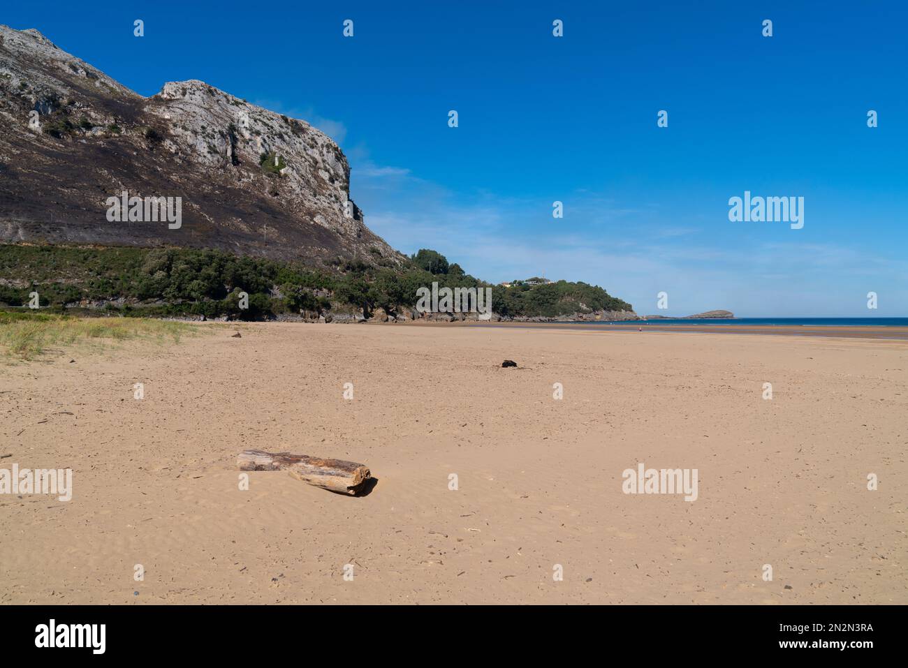 Playa de Orinon Cantabria Nord Spagna spiaggia sabbiosa a Castro Urdiales, situato a circa 50 chilometri da Santander Foto Stock