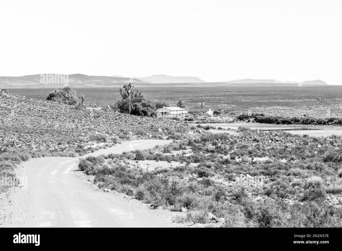 Fraserburg, Sud Africa - 3 settembre 2022: Paesaggio stradale a Eselfontein Guest Farm sulla storica strada postale tra Fraserburg e Sutherland nel Foto Stock