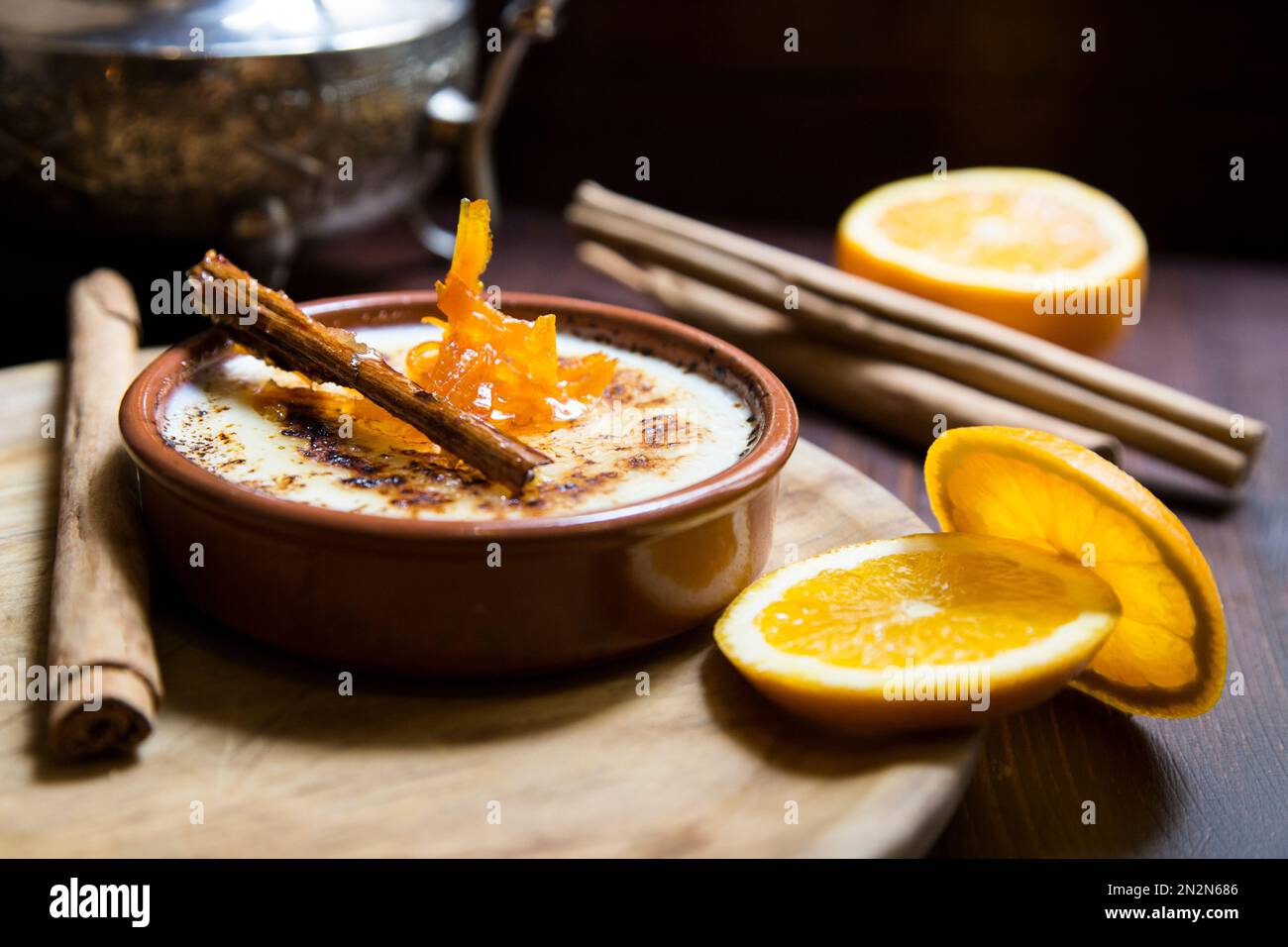 La crema catalana è un dessert molto tipico della cucina catalana simile alla crème brûlée francese. Foto Stock