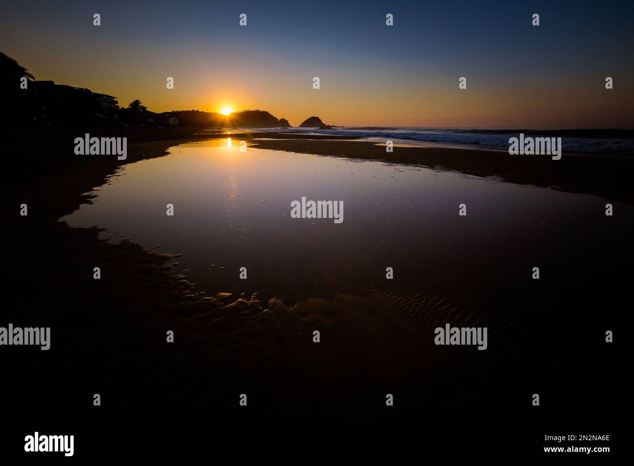Bellissima alba sulla spiaggia di Zipolite in Messico. Paesaggio con sole dorato Foto Stock