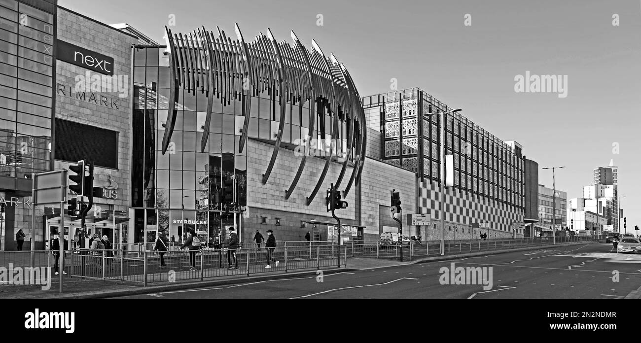 Immagine in bianco e nero del Drake Circus Shopping Mall in Charles Street, Plymouth guardando verso Beckley Point. Ha vinto la Coppa del carbone per crimini Foto Stock