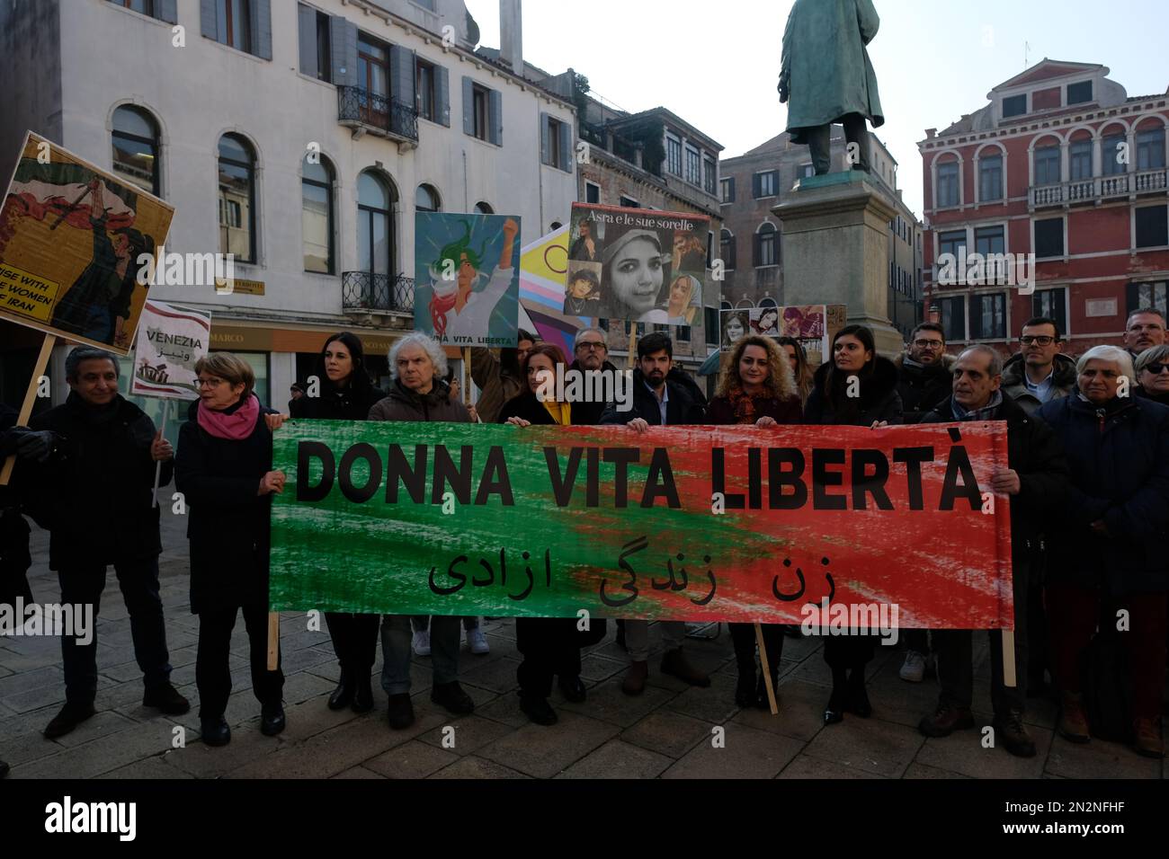 I manifestanti marciano in solidarietà con il popolo iraniano a Venezia, in Italia, Foto Stock