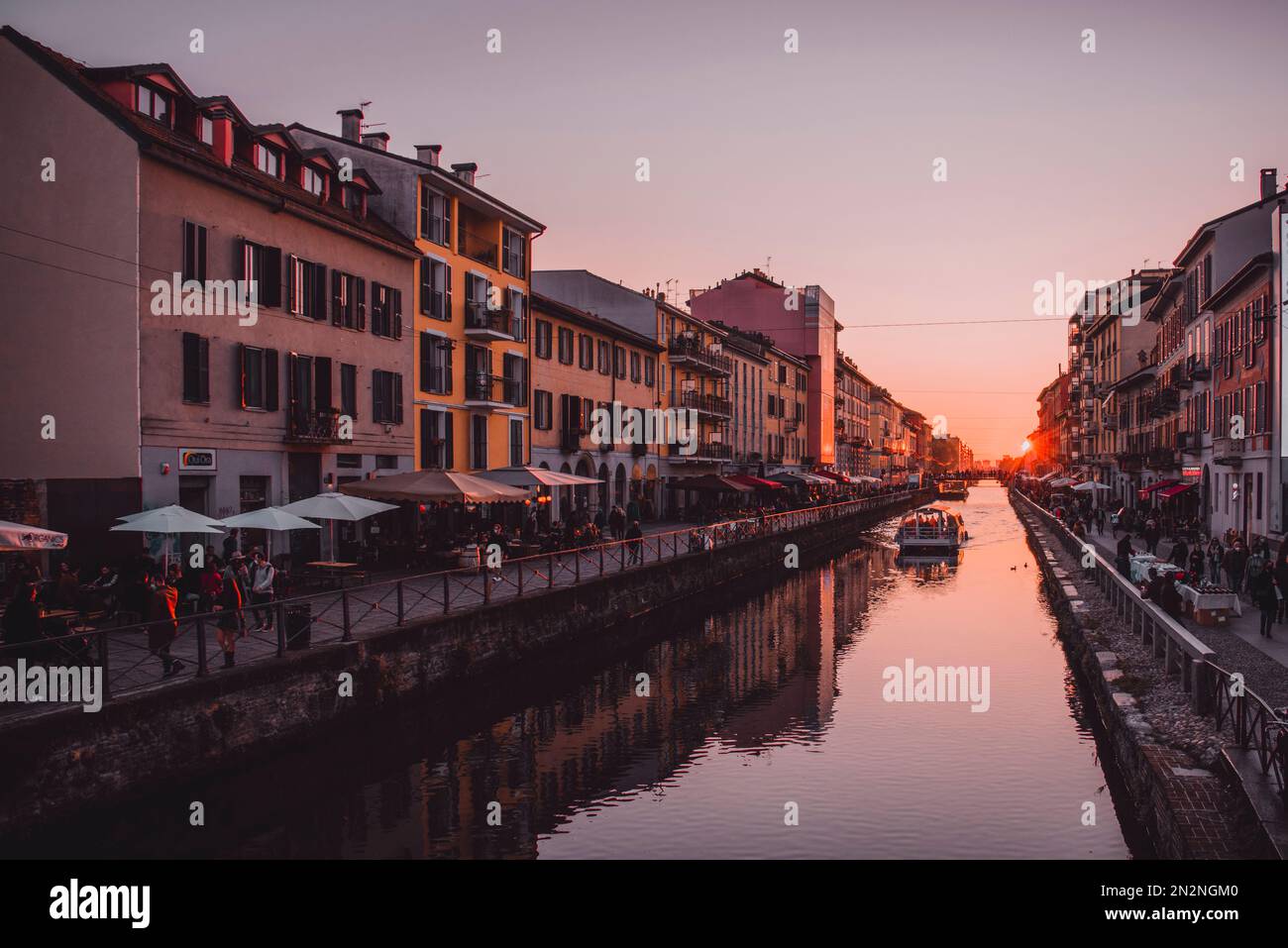 Tramonto sul Naviglio grande a Milano. Foto Stock