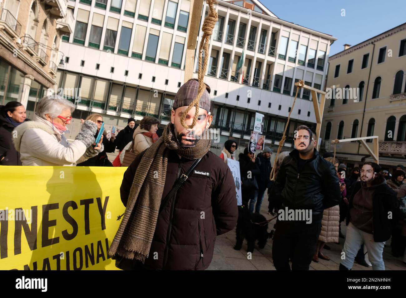 I manifestanti marciano in solidarietà con il popolo iraniano a Venezia, in Italia, Foto Stock