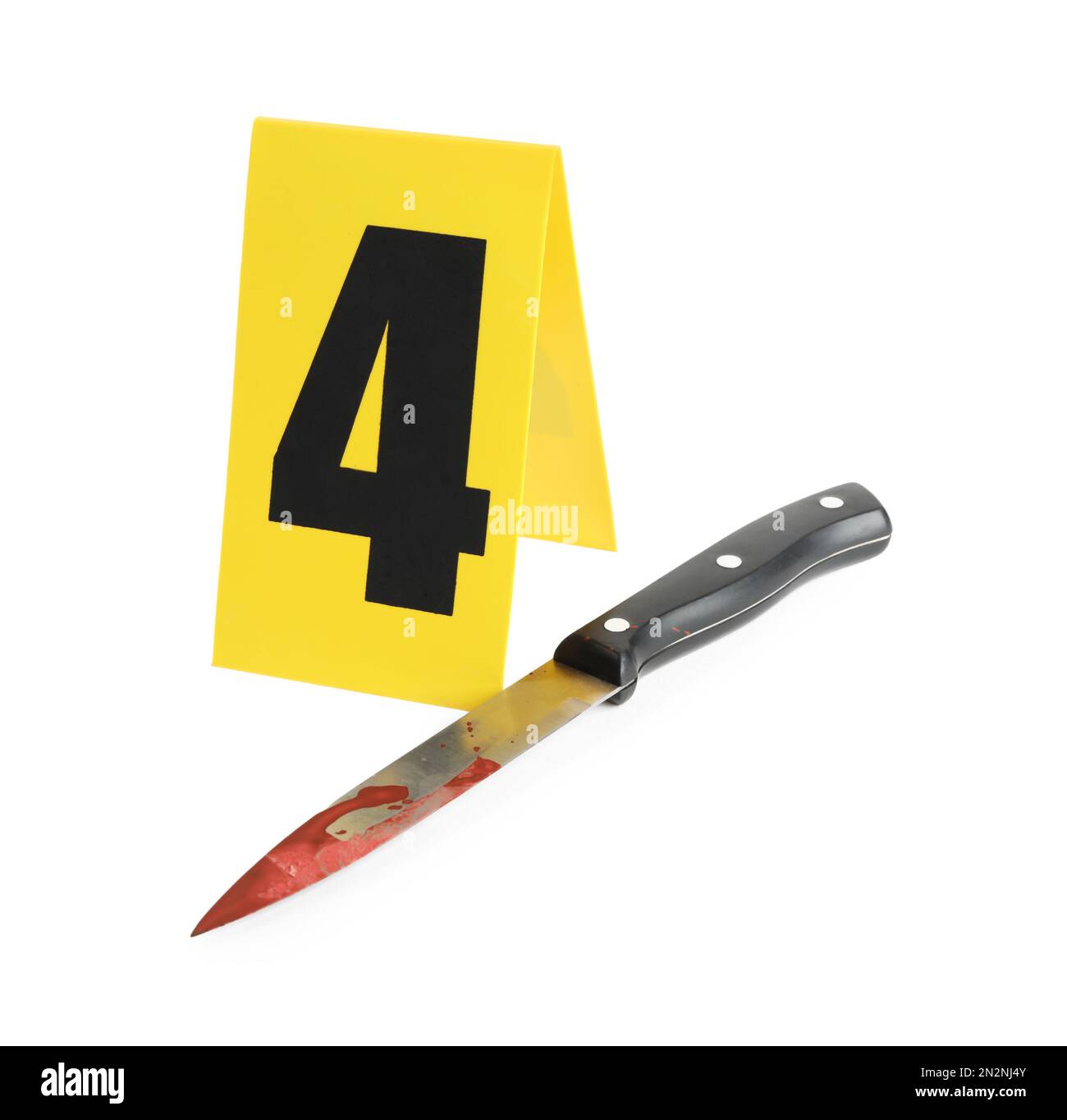 Sanguinoso coltello e scena del crimine con il numero quattro isolato su bianco Foto Stock