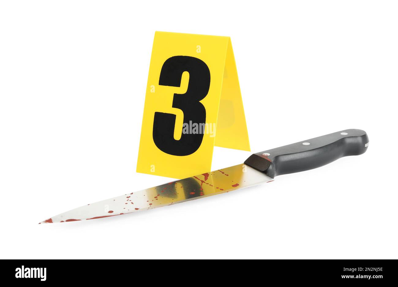 Sanguinoso coltello e scena criminale marker con il numero tre isolato su bianco Foto Stock