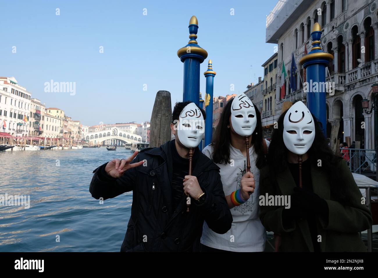 I manifestanti marciano in solidarietà con il popolo iraniano a Venezia, in Italia, Foto Stock