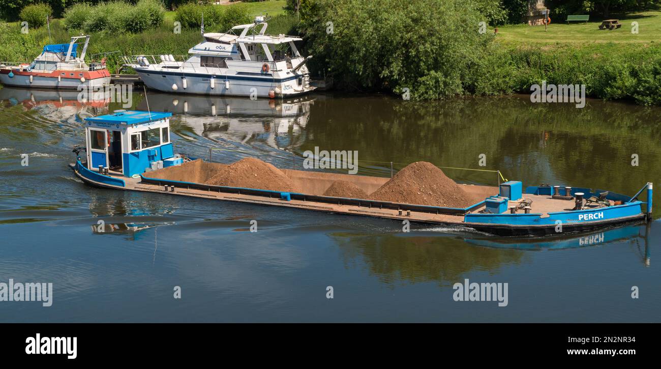 Una chiatta completamente carica che lo fa strada lungo il fiume Severn a Upton Upon Severn Worcestershire UK. Giugno 2022 Foto Stock