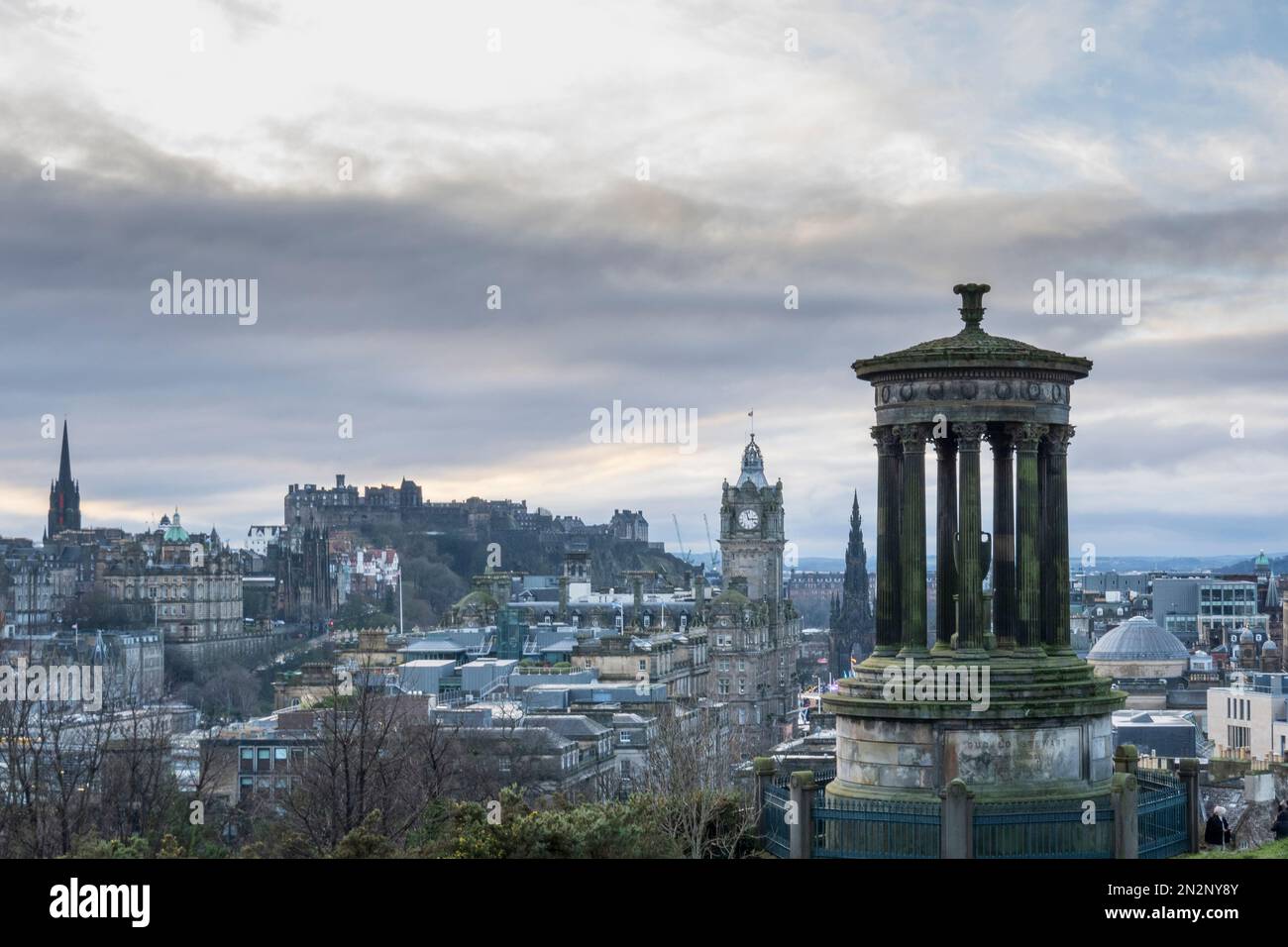 Edimburgo, Scozia. Centro città da Calton Hill con il monumento Dugald Stewart in primo piano, hotel Balmoral, monumento Scott e castello Foto Stock