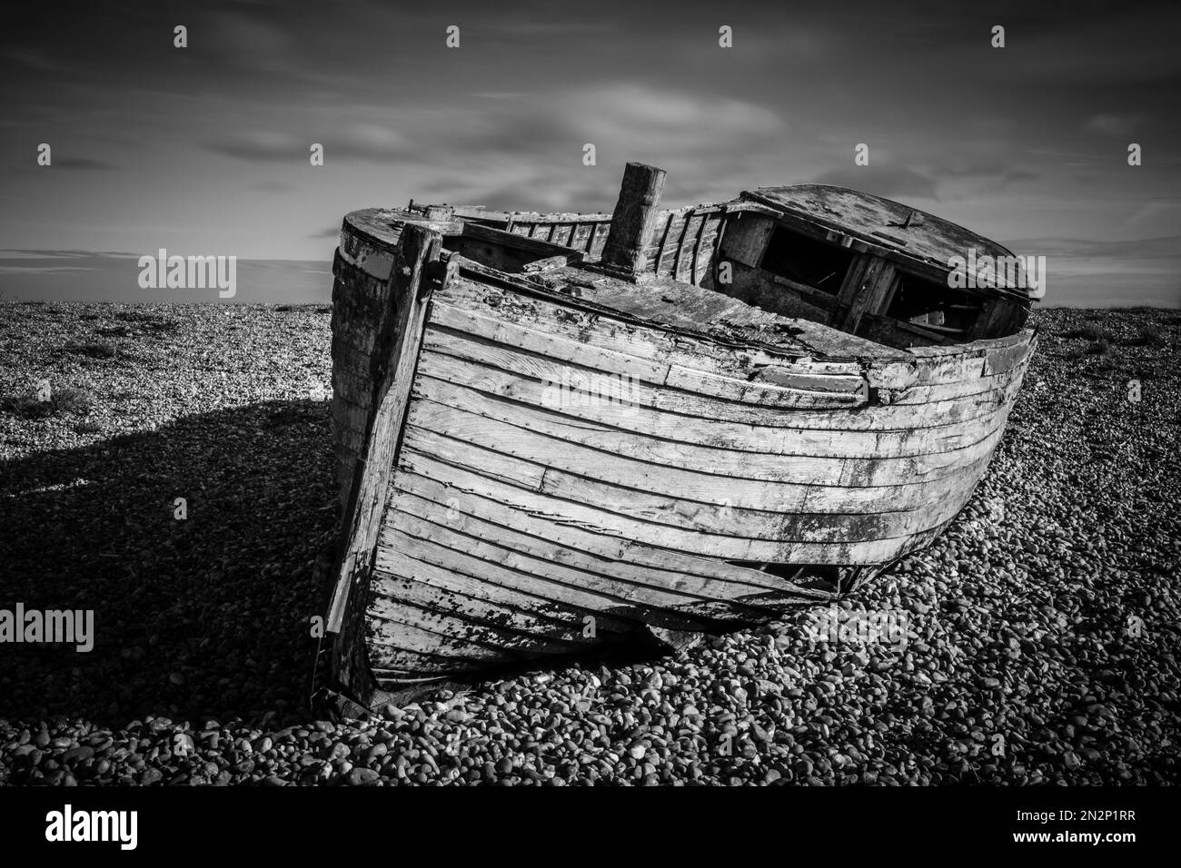 Belle vecchie barche da pesca in legno, abbandonate sulla spiaggia di scisto a Dungeness nel Kent, marciume e decadimento nel corso di decenni di mare e di erosione del tempo Foto Stock