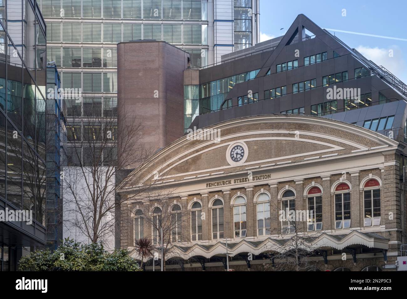Stazione ferroviaria di Fenchurch Street (William Tite, 1841). Dalla stazione ferroviaria di Commuter al Centro finanziario, Fenchurch Place, City of London Financial District Foto Stock