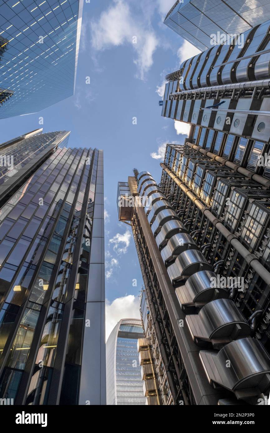City of London Financial District e CBD. Edifici alti su Lime St., tra cui lo Scalpel (Kohn Pedersen Fox) e i Lloyds di Londra (Richard Rogers) Foto Stock