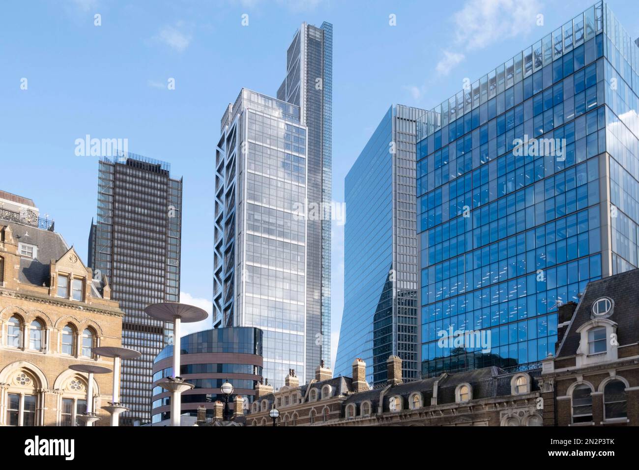 Londra, vista da Liverpool Street, EC2M. Case e scuderie vittoriane, grattacieli di vetro, skyline del quartiere finanziario e del CBD. Copia spazio. Nessuna gente Foto Stock