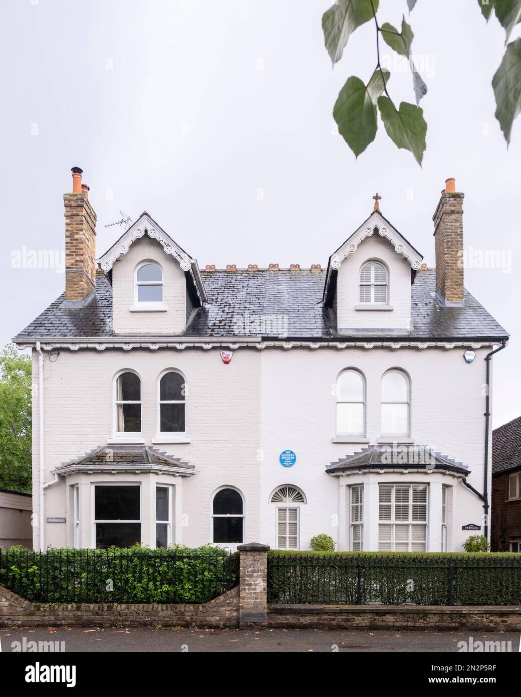 Regno Unito, Berkshire, villaggio di Cookham. Casa di Stanley Spencer, pittore del 20th ° secolo che mostra la targa blu sulla facciata Foto Stock