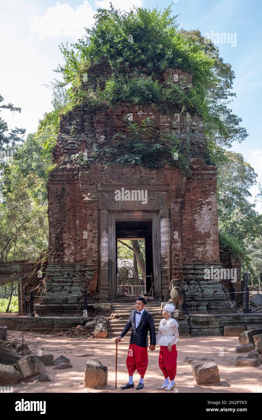 Cambogia, Koh Ker, tempio di Prasat Thom, coperto da alberi della foresta pluviale. Koh Ker è una città del 10th ° secolo a nord di Angkor Foto Stock