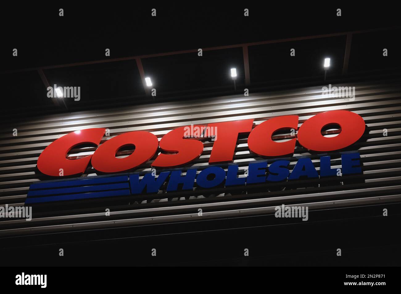Lynnwood, Stati Uniti. 06th Feb, 2023. Un logo di Costco. Costco è un rivenditore internazionale americano specializzato in prodotti sfusi e alimentari. Credit: SOPA Images Limited/Alamy Live News Foto Stock