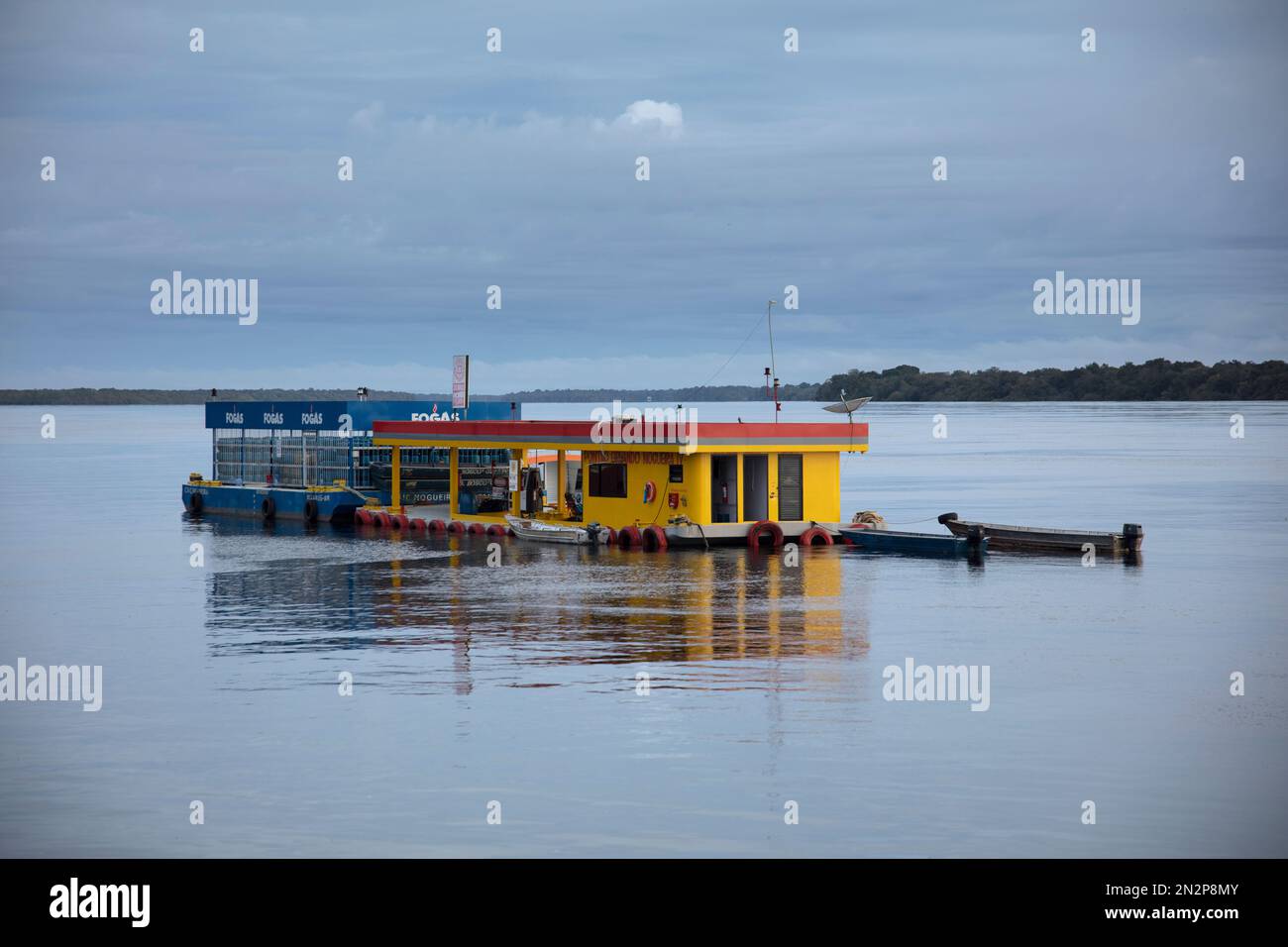 Distributore di benzina galleggiante immagini e fotografie stock ad alta  risoluzione - Alamy