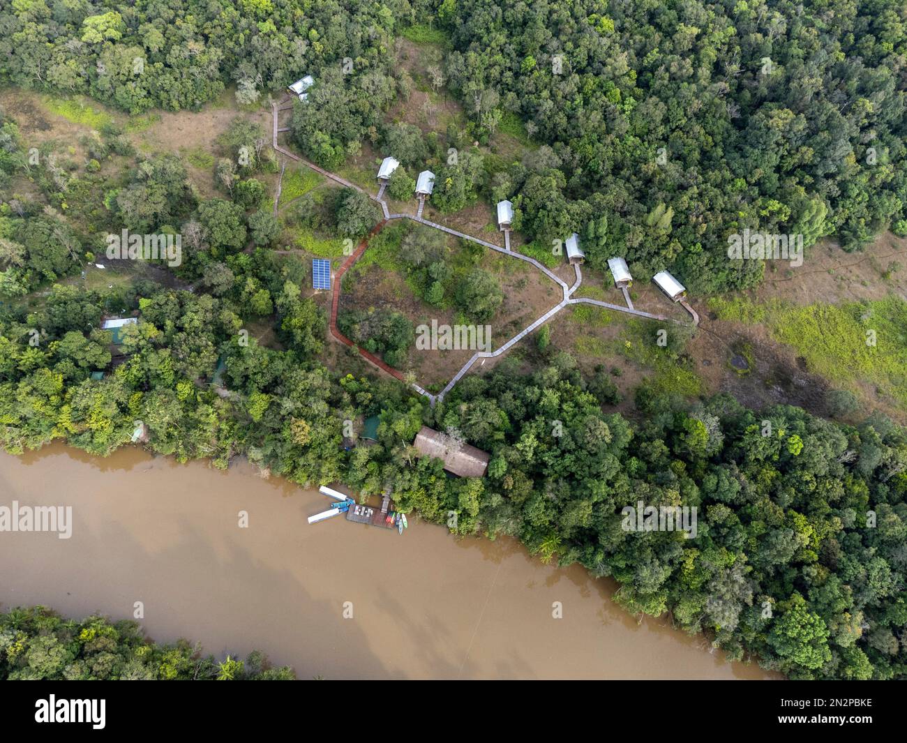 Cardamom Mountains, Cardamom Tented Camp giungla Lodge. Tende in stile safari, Parco Nazionale del Botum Sakor, fiume Preak Tachan, Koh Kong; vista aerea Foto Stock